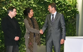 Nikolaus Sigmund, Leitung Enterprise ICT A1, Christiane Noll, Services Lead Microsoft Österreich, und Jörg Rabmayr, Leitung IT Business Products & Solutions A1, bei der Übergabe der Infrastructure-as-a-Service-(IaaS)-Lösung.